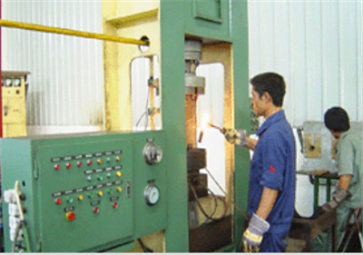 鍛工車間螺旋棒油壓機